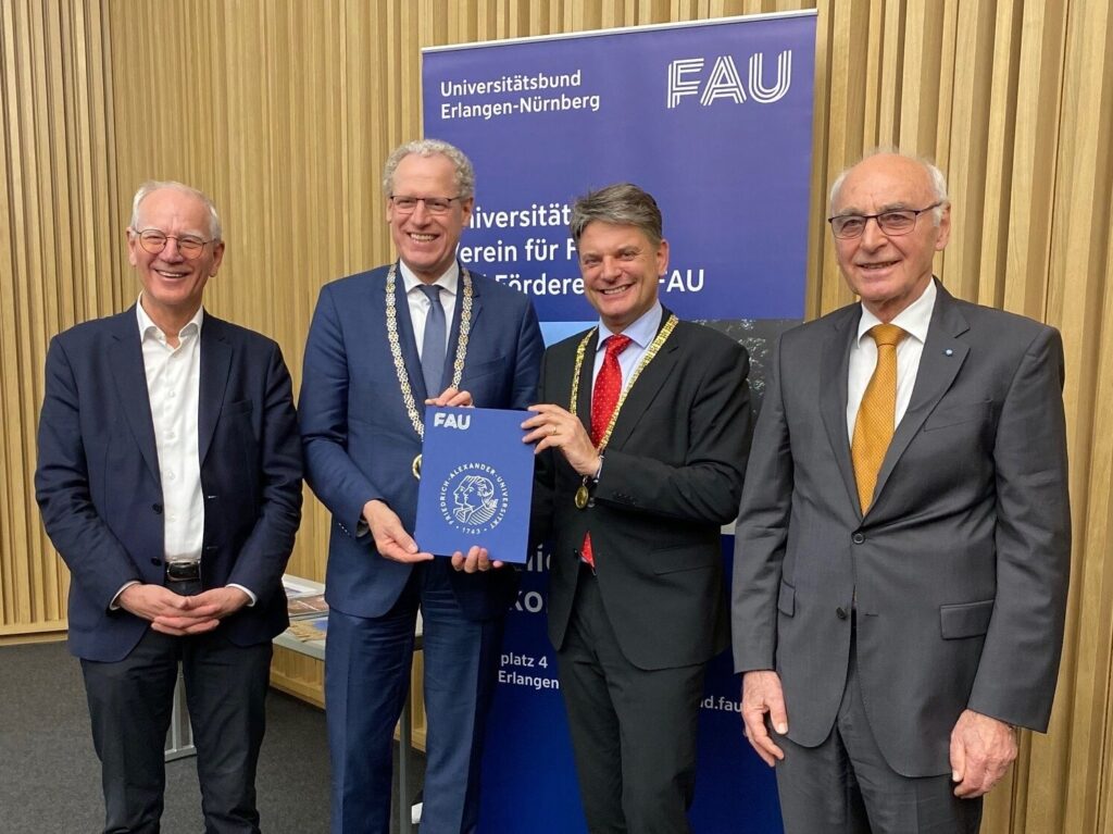 : Gruppenfoto (v.l.n.r): Prof. Dr. Siegfried Balleis (Vorsitzender des Unibundes der FAU, Alt-OB der Stadt Erlangen) Dr. German Hacker (Erster Bürgermeister der Stadt Herzogenaurach) Prof. Dr. Joachim Hornegger (Präsident der Friedrich-Alexander-Universität Erlangen-Nürnberg und stv. Vorsitzender des Unibundes der FAU) Prof. Dr. Dr. hc. Werner Hohenberger (langjähriger Ordinarius an der Medizinischen Fakultät der FAU)